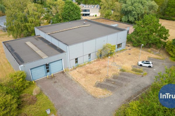 Te Koop: Houthalen-Helchteren – Industrieel pand met ruime omliggende grond